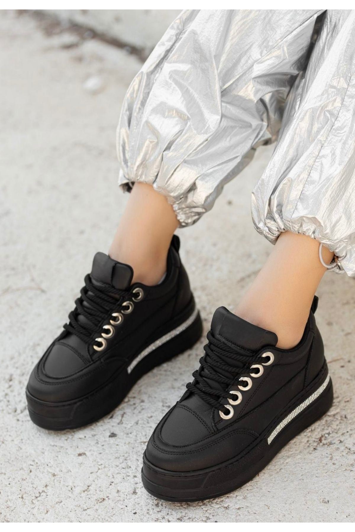 Lulu Siyah Spor Ayakkabı Yan Görünüm ve Gizli Dolgu Taban