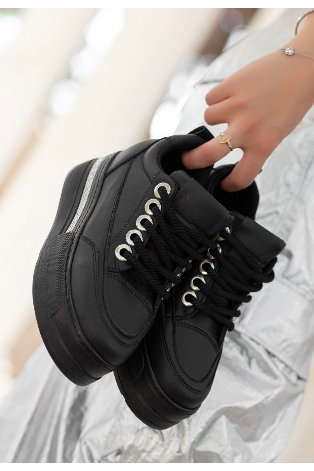 Lulu Siyah Spor Ayakkabı Arka Duruş