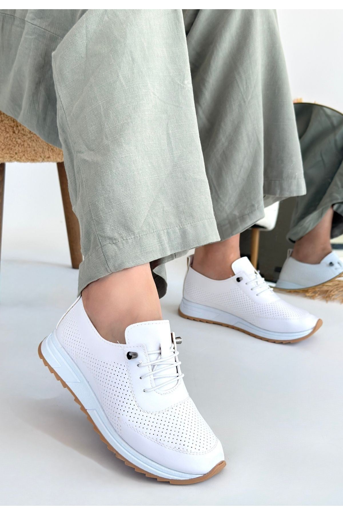 Tone Beyaz Spor Ayakkabı Yan Görünüm ve Düz Taban