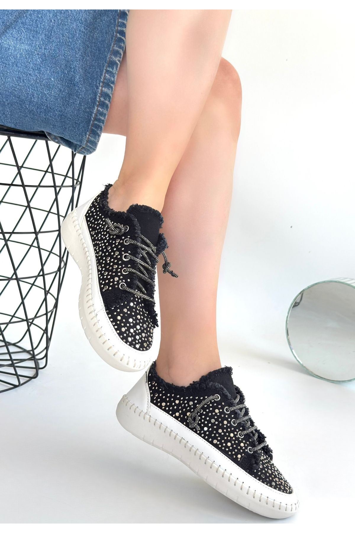 Guji Siyah Kot Sneaker Yan Görünüm ve Kot Doku