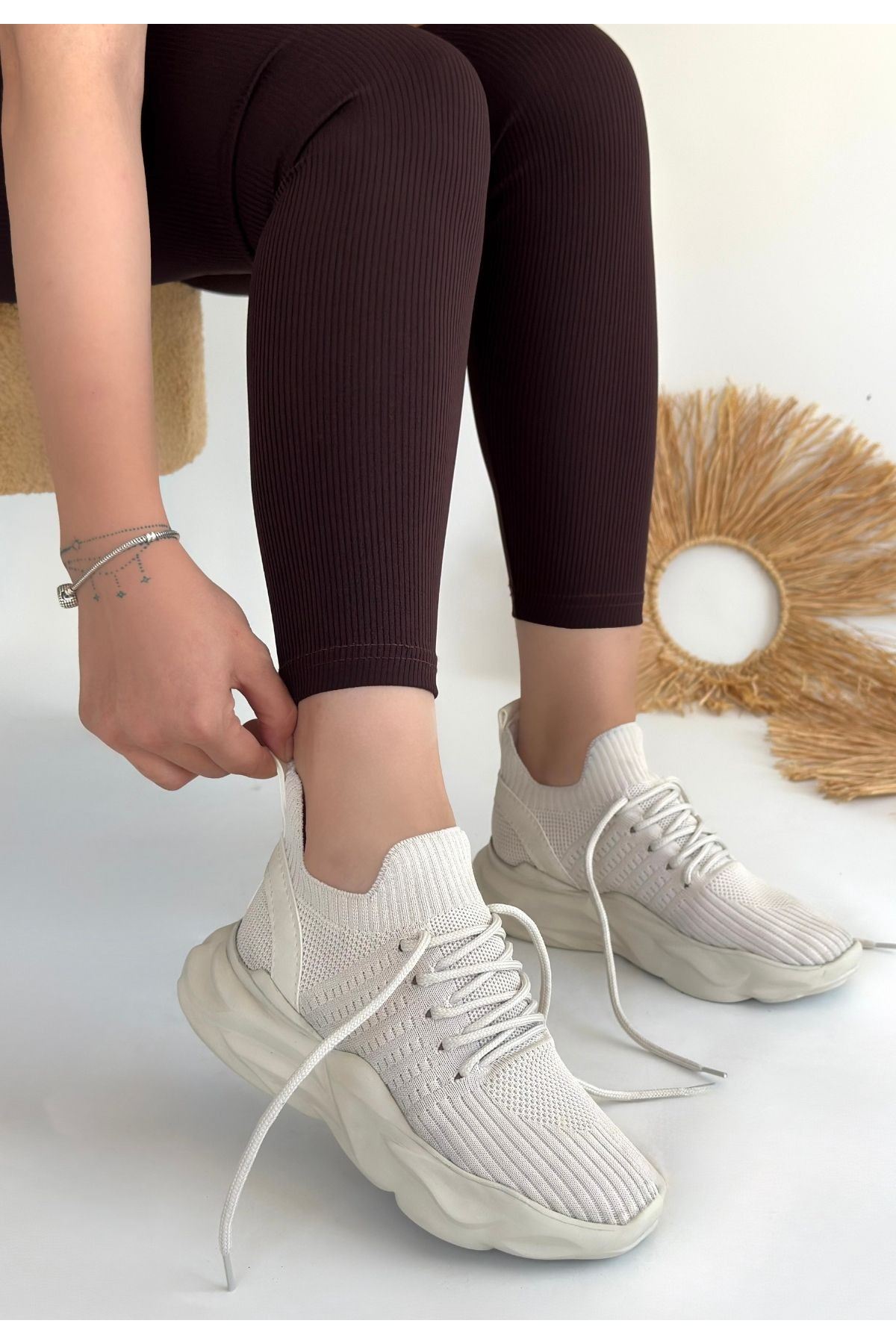 Henta Bej Triko Sneaker Arka Görünüm ve Triko Doku