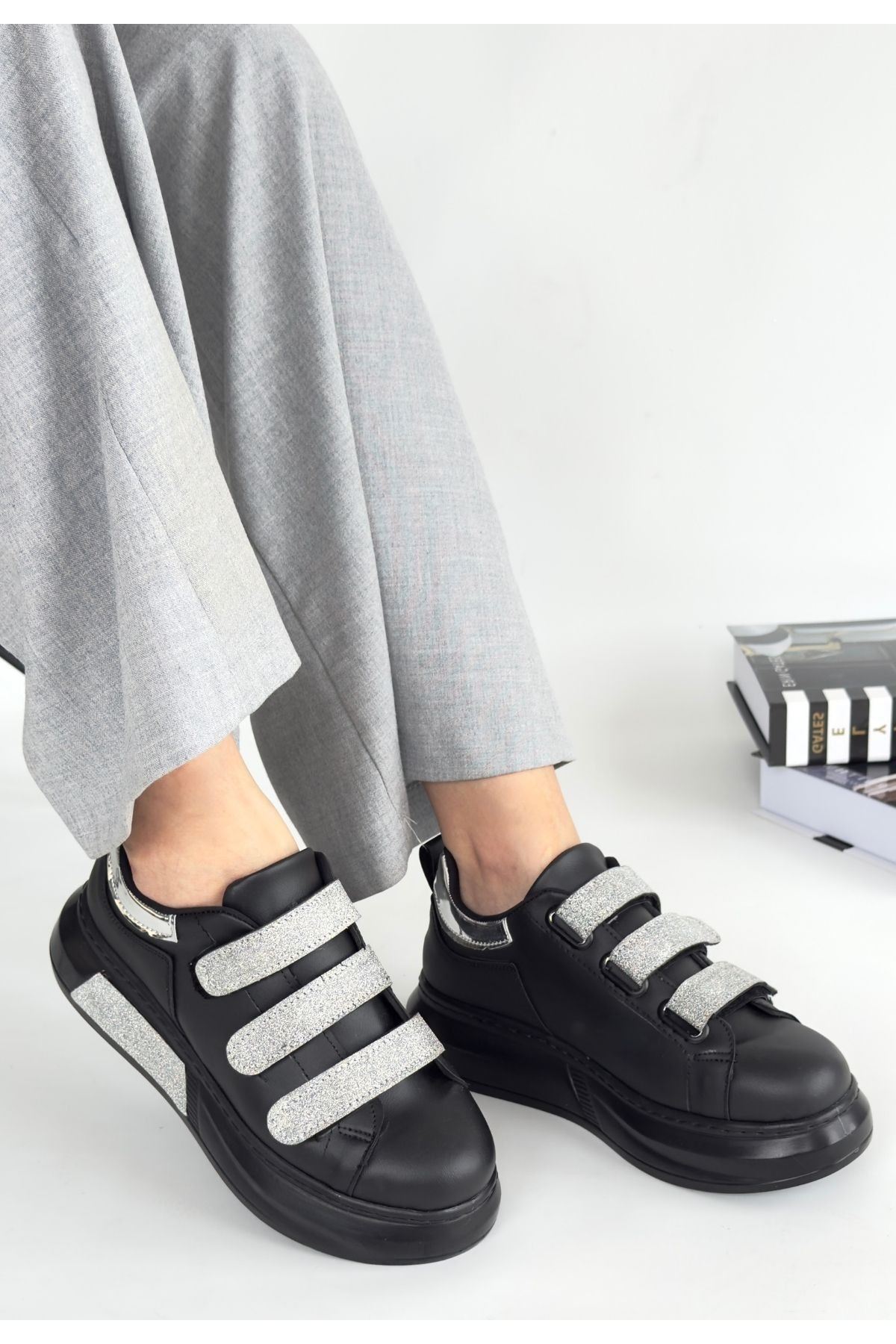 Elika Siyah Cırt Cırtlı Sneaker Yan Görünüm ve Cırt Bant