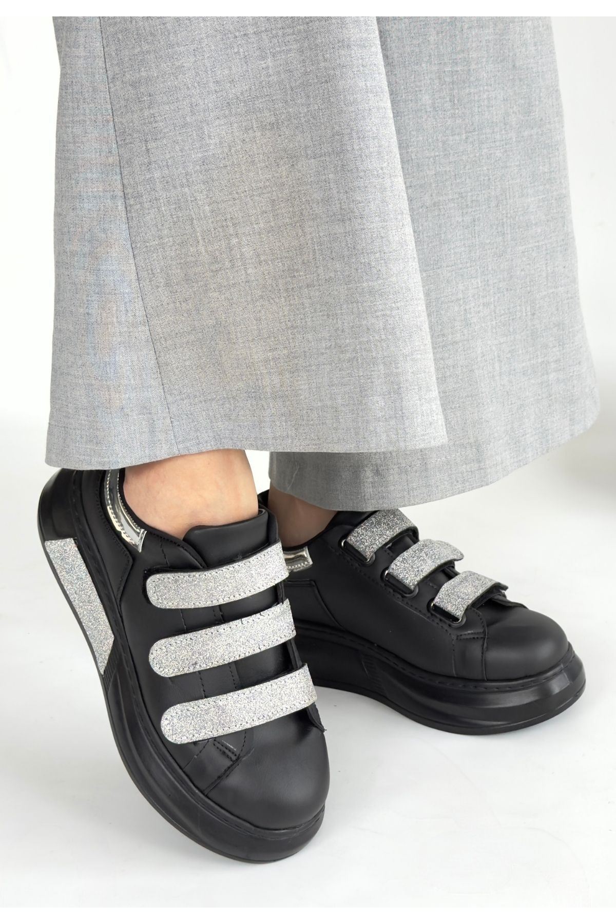 Elika Siyah Cırt Cırtlı Sneaker Arka Duruş