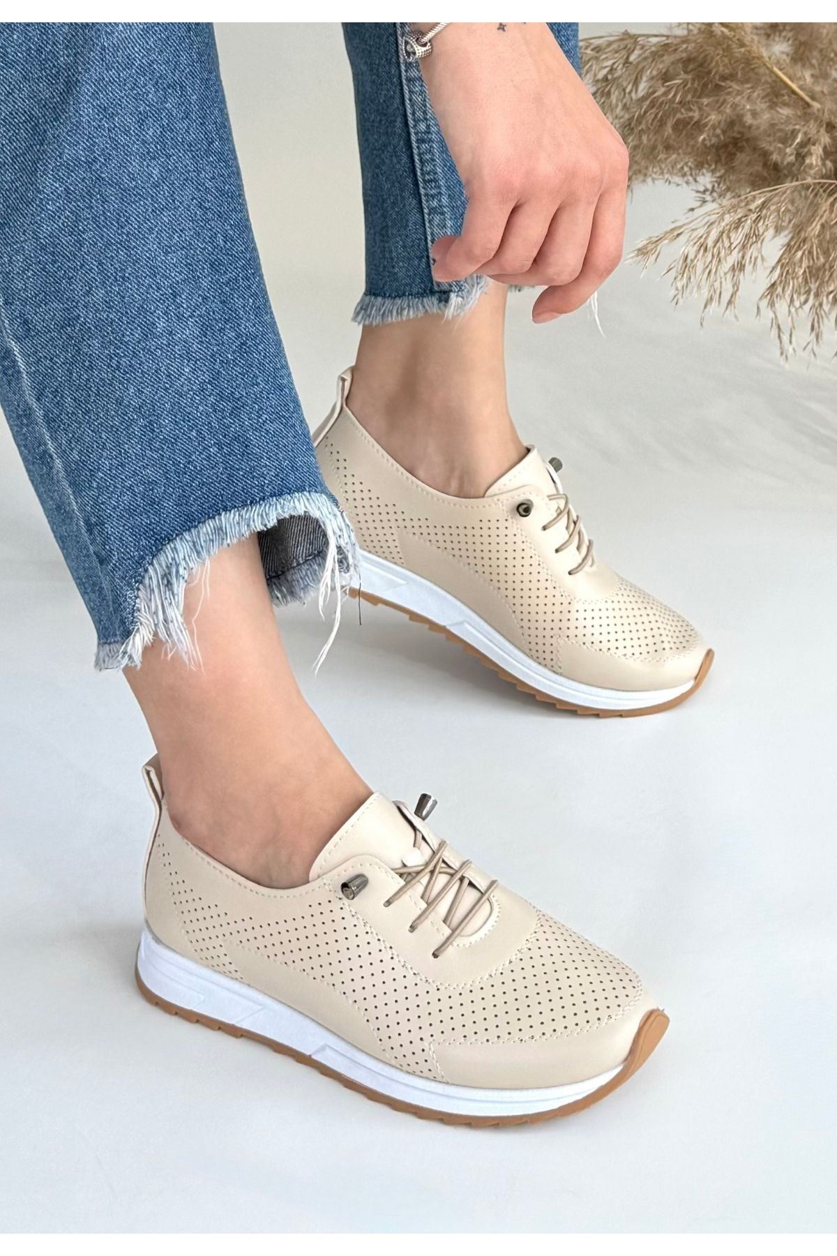 Tone Bej Spor Ayakkabı Arka Duruş