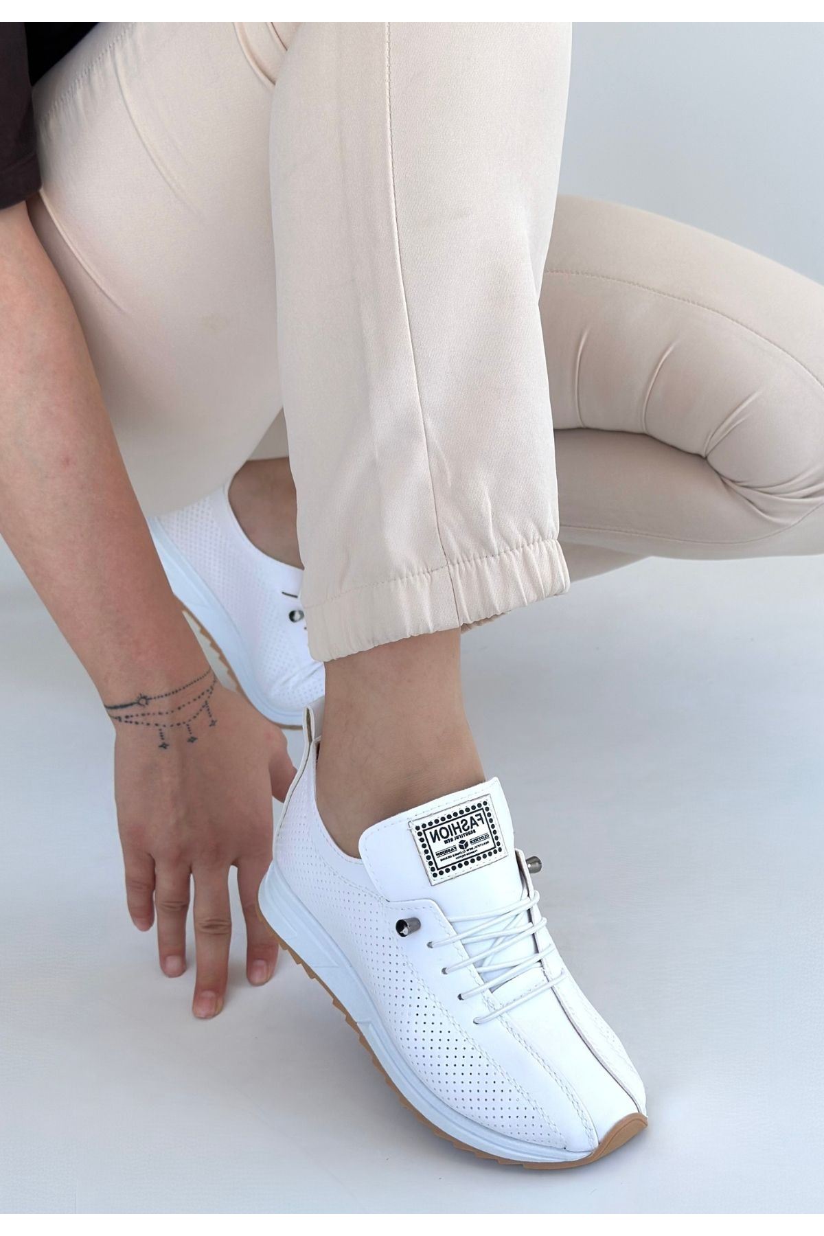 Fiert Beyaz Spor Ayakkabı Yan Görünüm ve Düz Taban