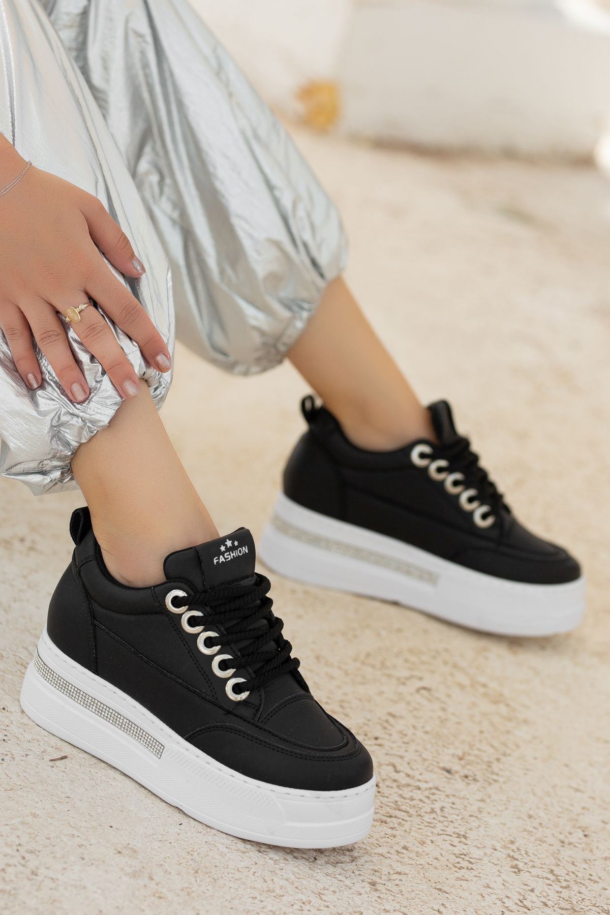 Lulu Siyah Spor Ayakkabı Arka Duruş