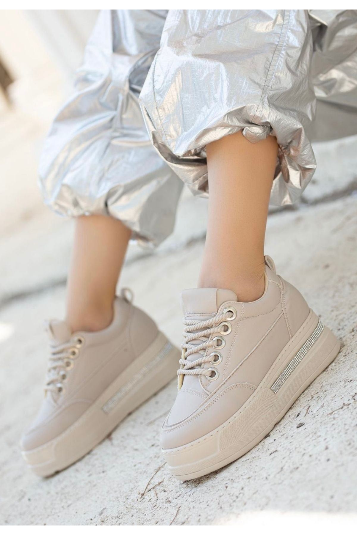 Lulu Bej Spor Ayakkabı Arka Duruş