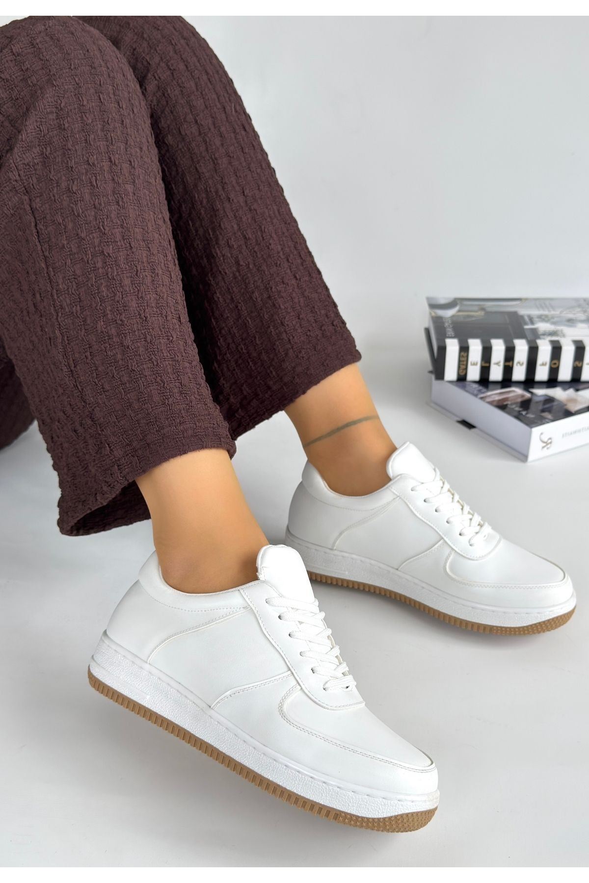 Ceyyan Beyaz Spor Ayakkabı Arka Duruş