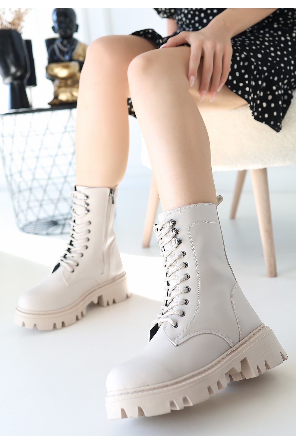 Neole Bej Bot Arka Duruş ve Fermuar Detayı