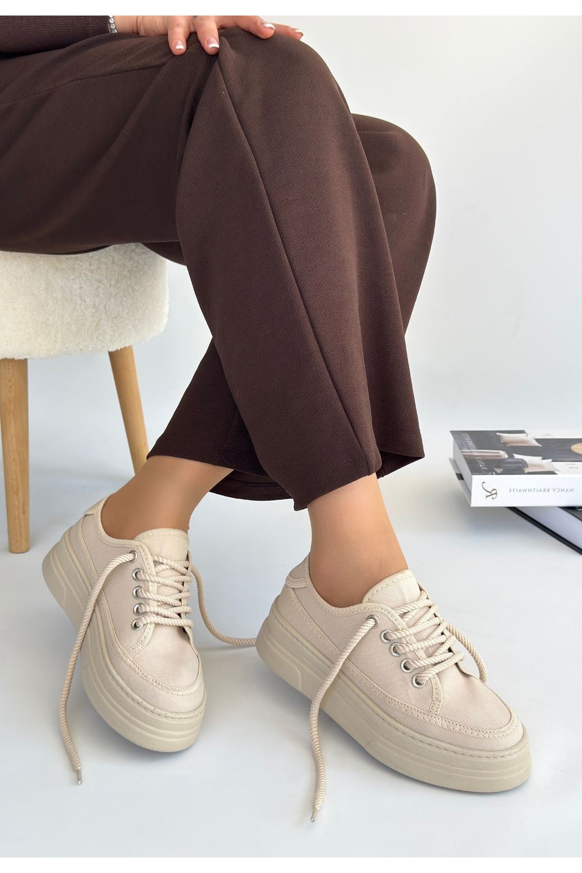 Carin Bej Keten Sneaker Üstten Görünüm ve Keten Doku