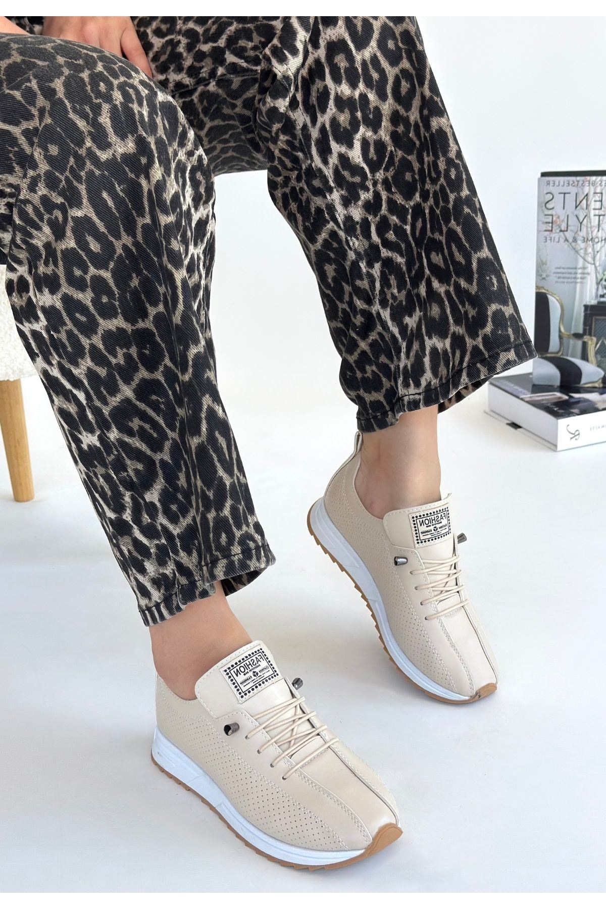 Fiert Bej Spor Ayakkabı Yan Görünüm ve Düz Taban