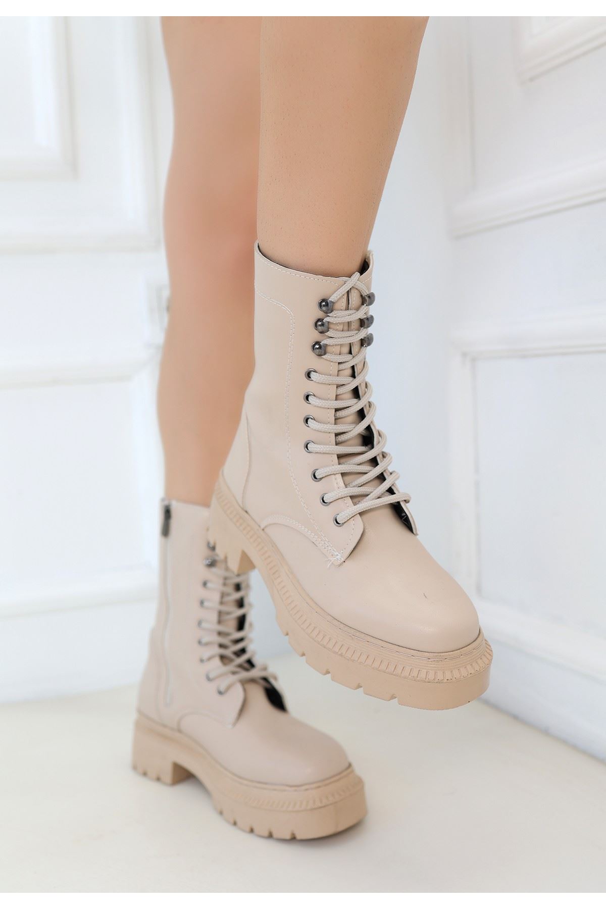 Caxa Nude Bot Arka Duruş ve Cilt Deri Dokusu