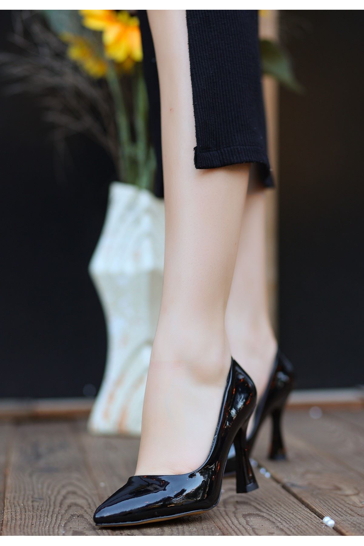 Ulba Siyah Rugan Stiletto Yan Profil ve Orta Topuk