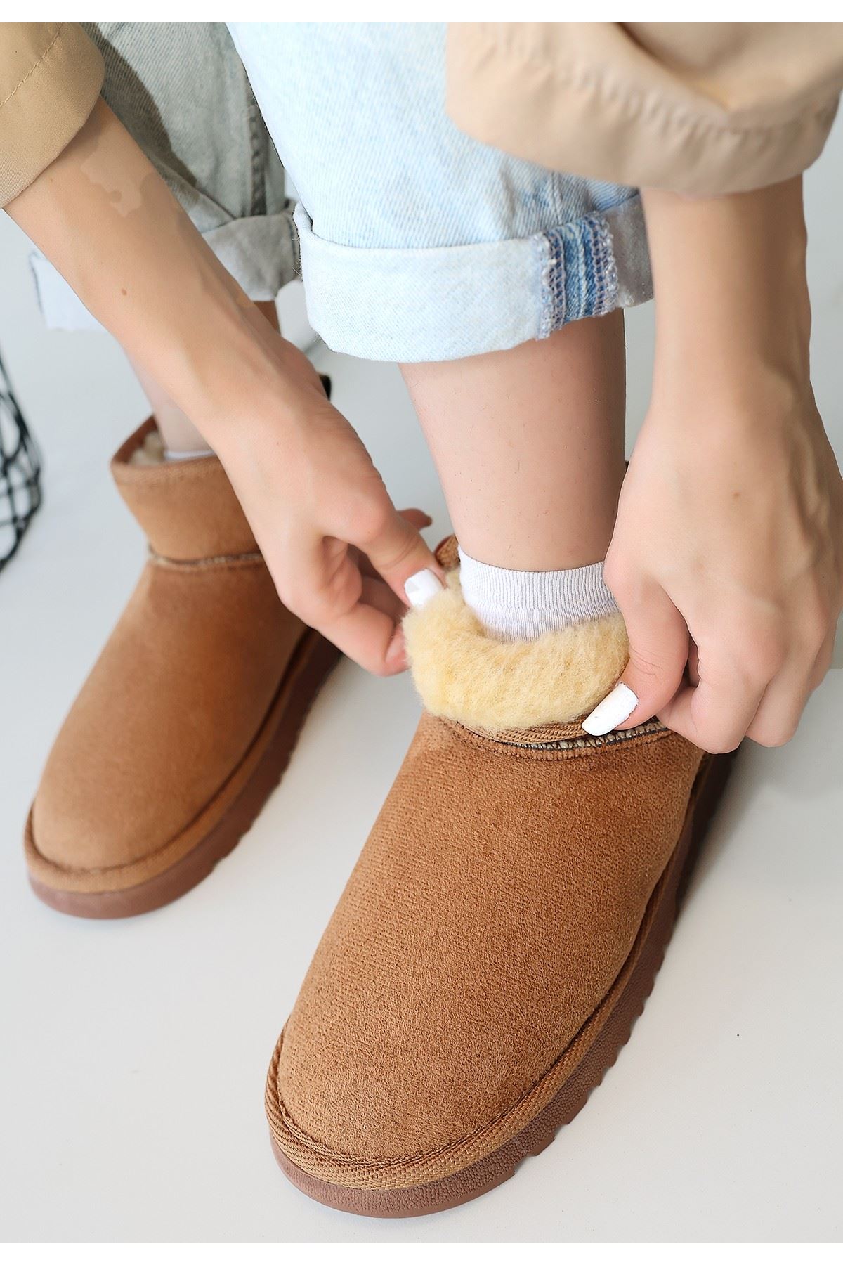 Elsa Taba Kürklü Panduf Bot Arka Görünüm ve Bağcıksız Yapı