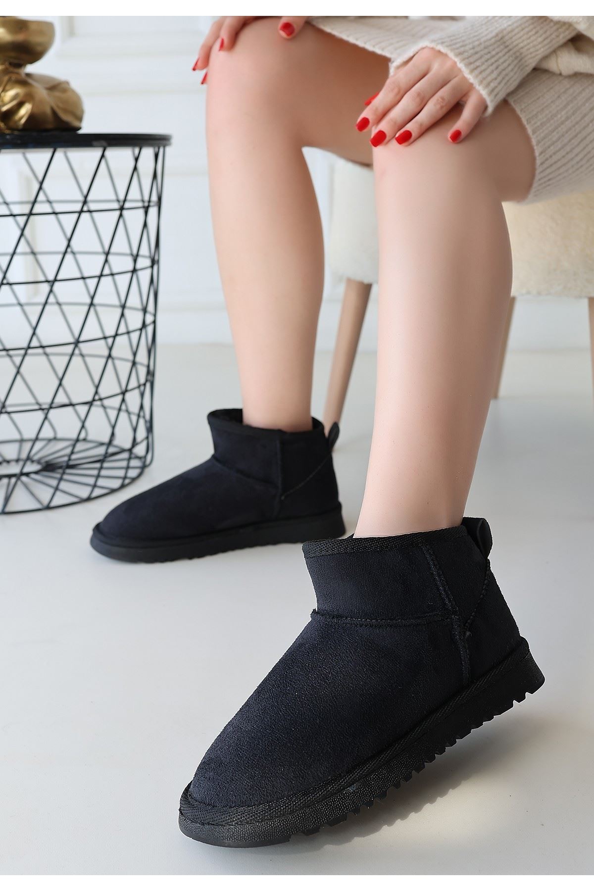 Elsa Siyah Kürklü Panduf Bot Arka Görünüm ve Bağcıksız Yapı