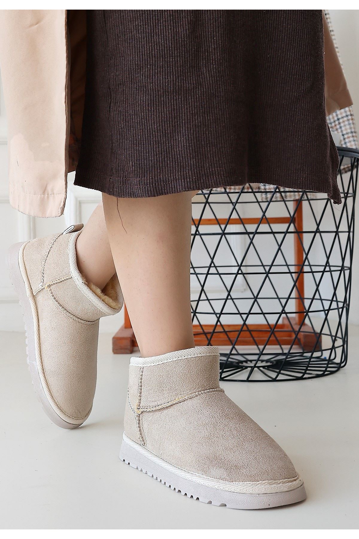 Elsa Bej Kürklü Panduf Bot Yan Görünüm ve Kürklü Detay