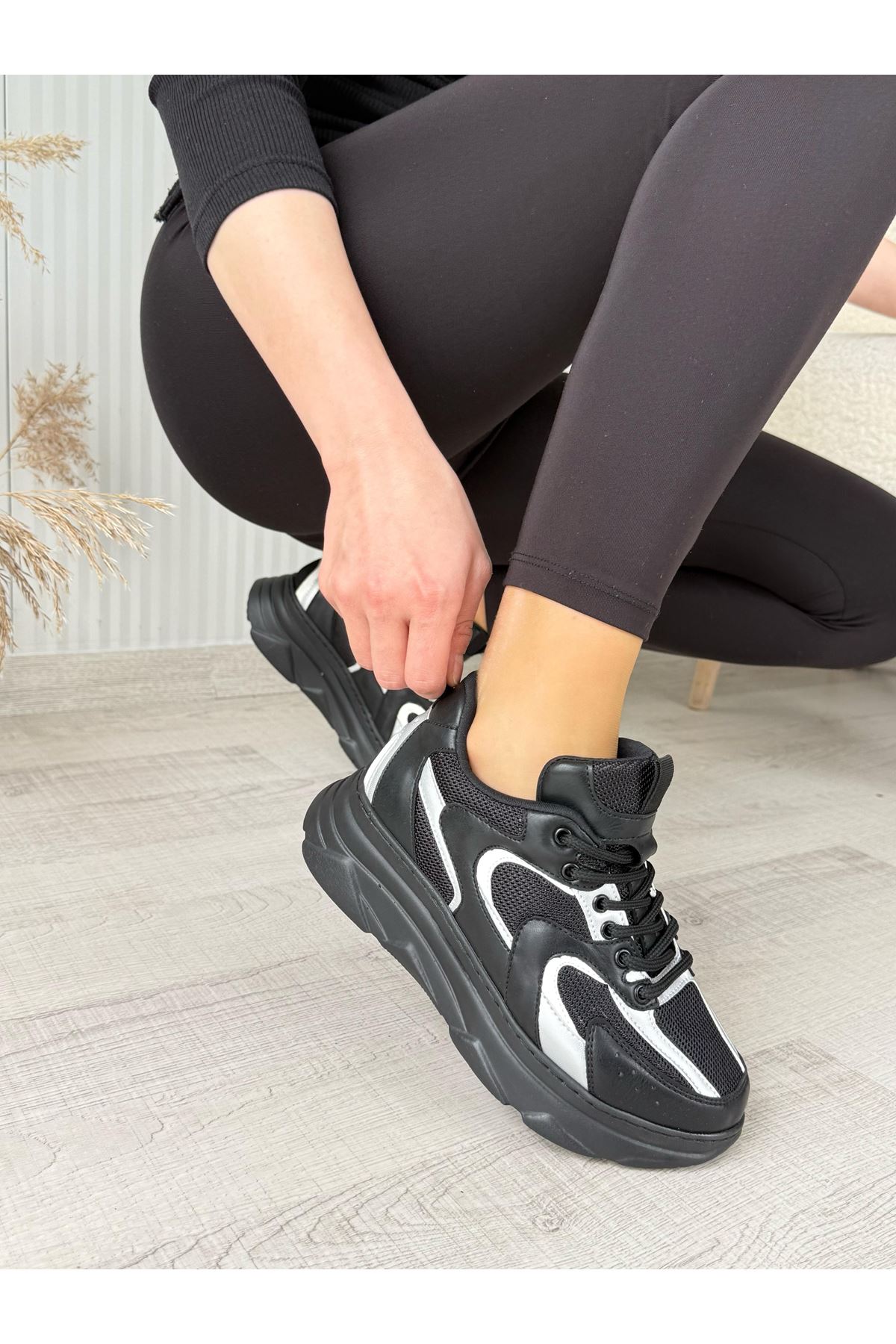 Cata Siyah Sneaker Yan Profil ve Beyaz Detay