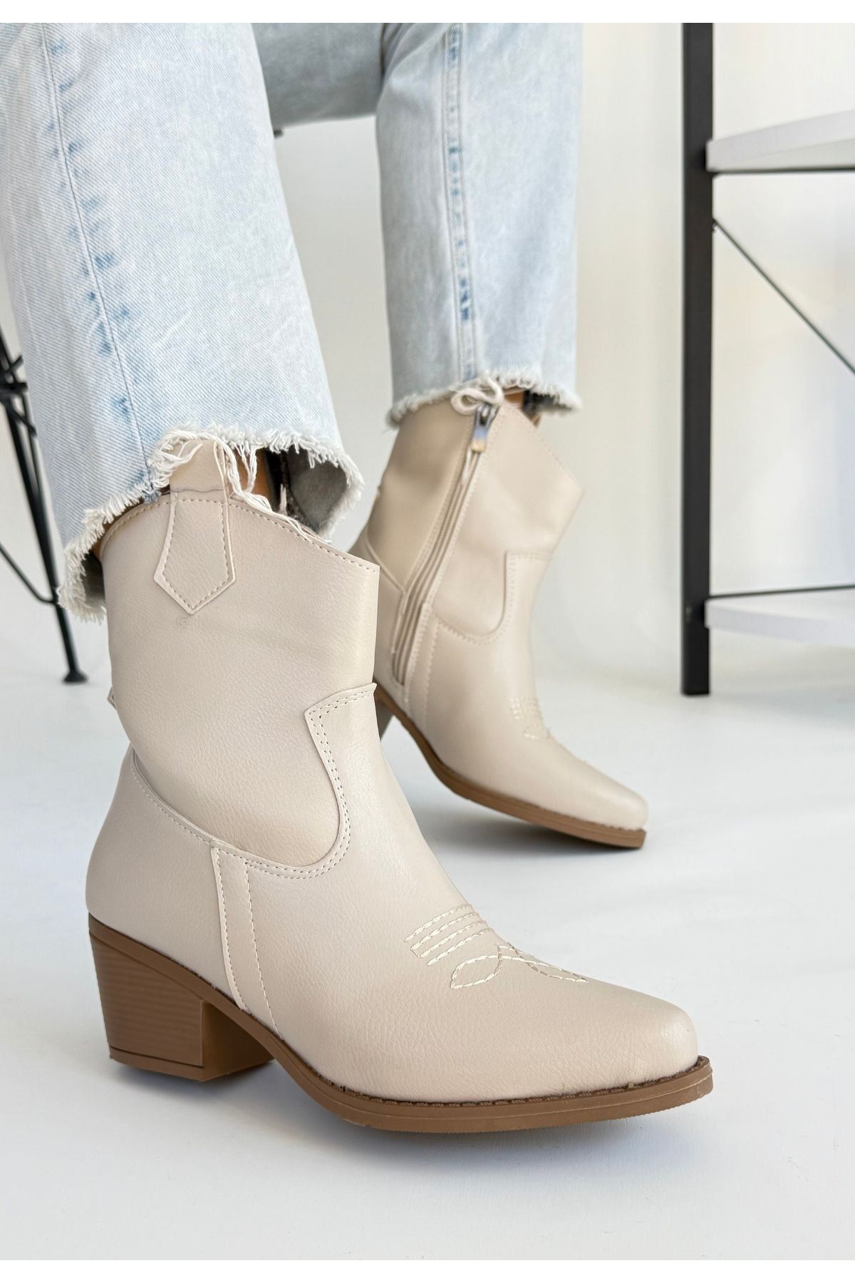 Akver Bej Cilt Topuklu Bot Arka Duruş ve Cilt Doku