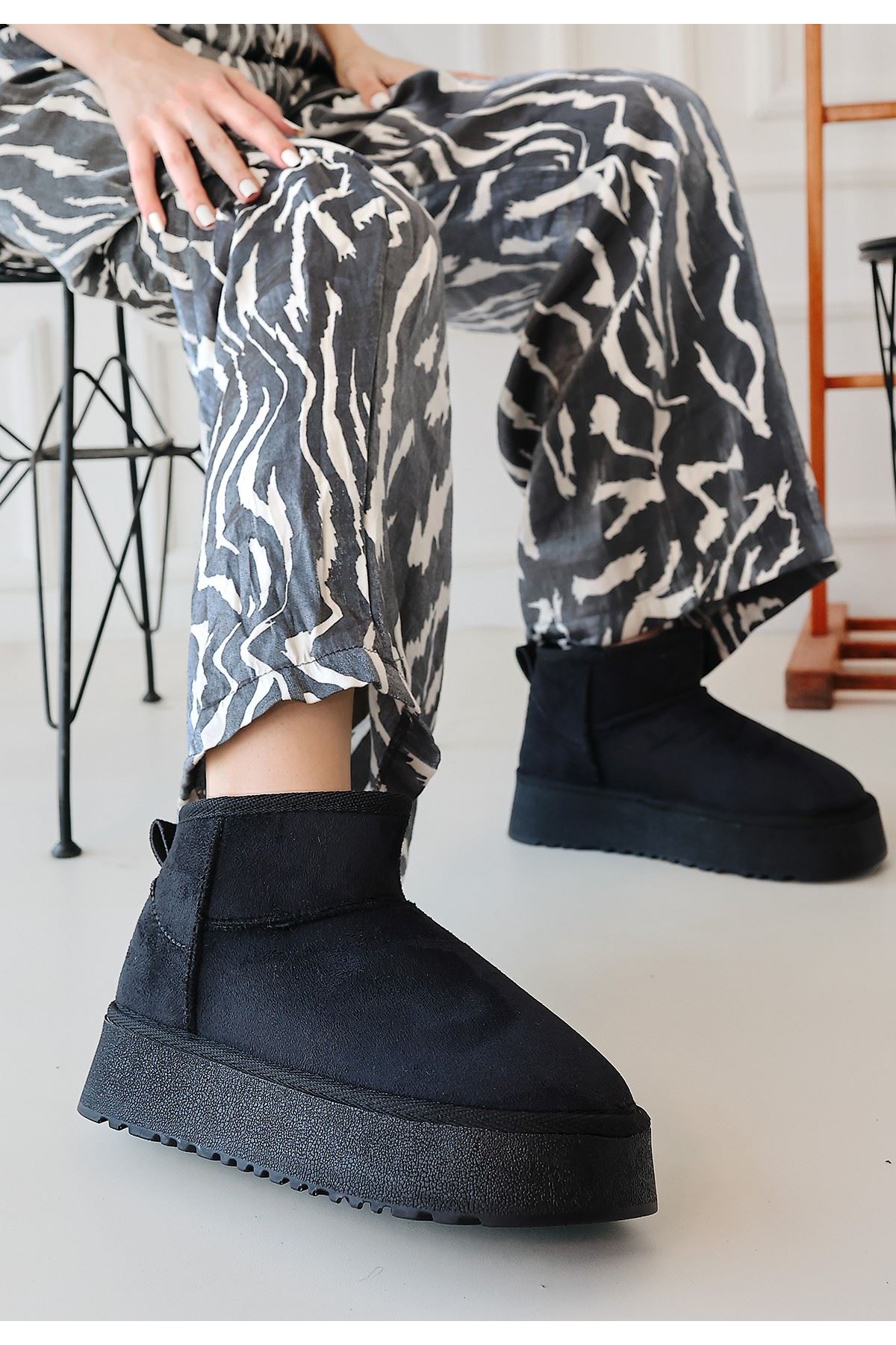 Linne Siyah Kürklü Mini Bot Arka Görünüm ve Bağcıksız Yapı