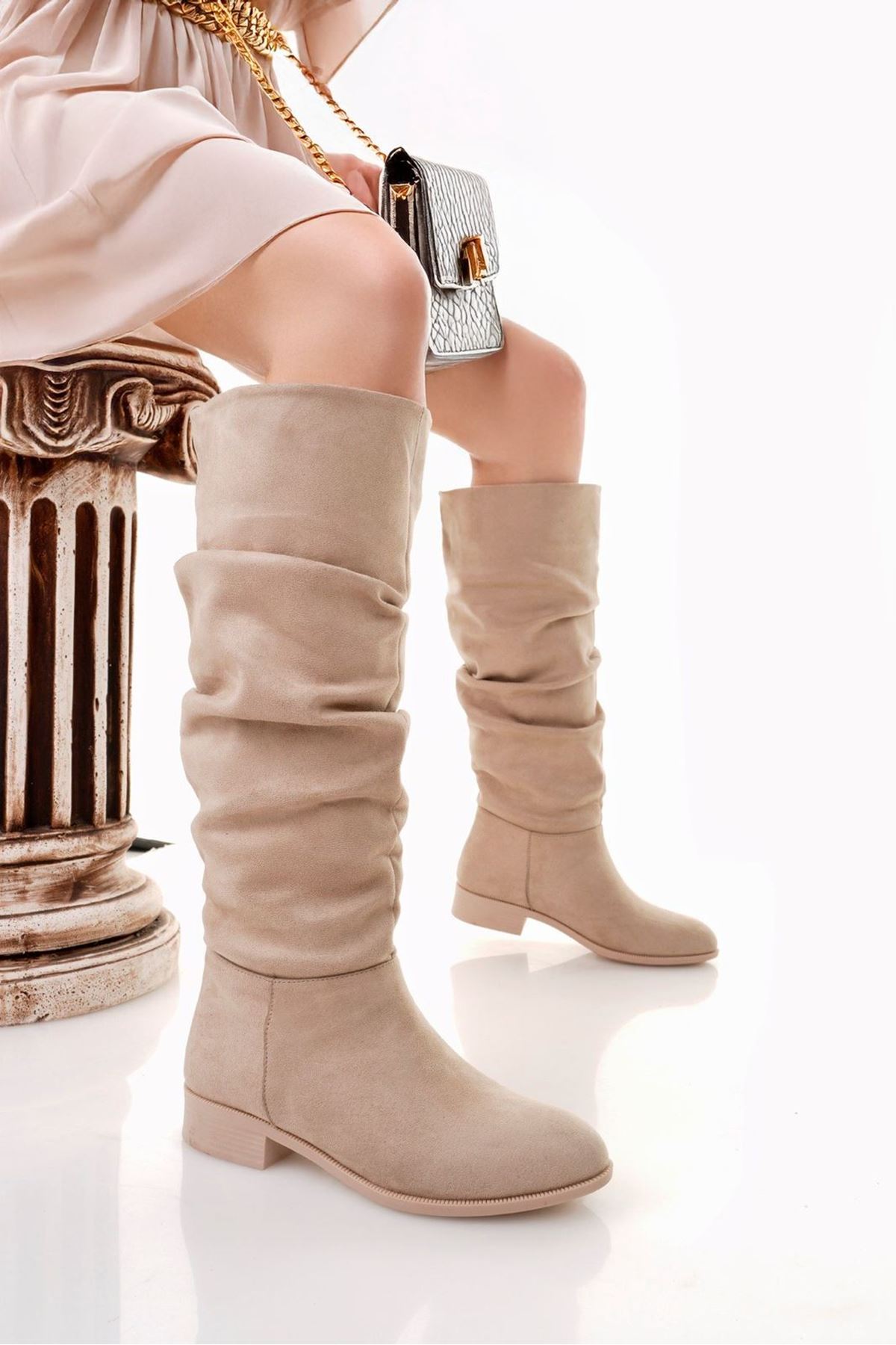 Winda Bej Süet Diz Altı Çizme Yan Görünüm ve Alçak Topuk