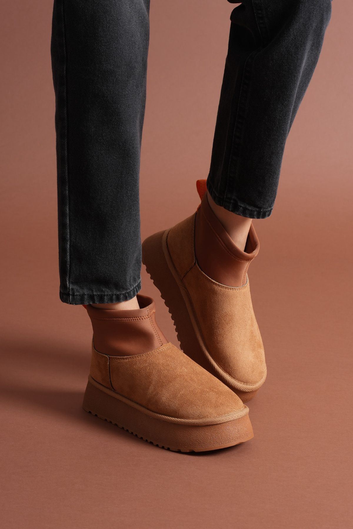 Cuen Taba Süet Bot Arka Görünüm ve Süet Doku