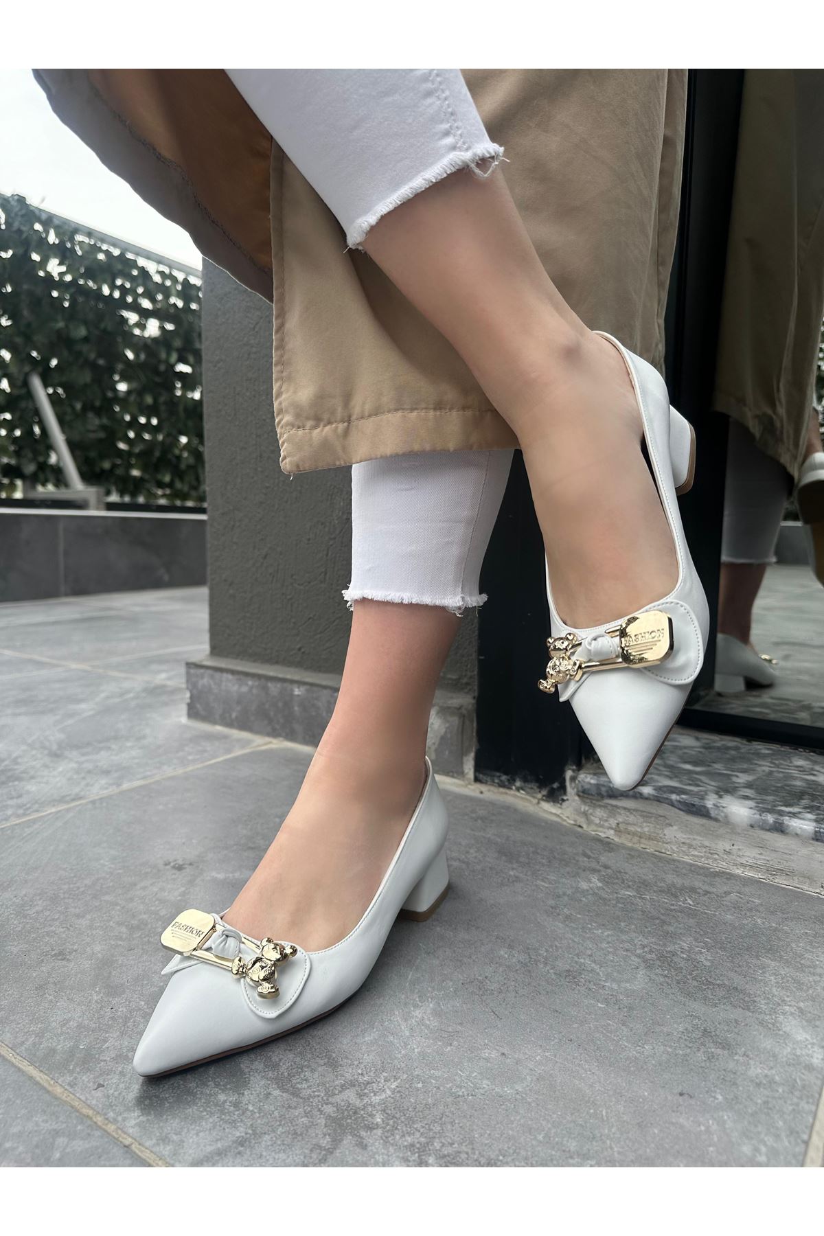 Jies Beyaz Ayakkabı Üstten Görünüm ve Sivri Burun