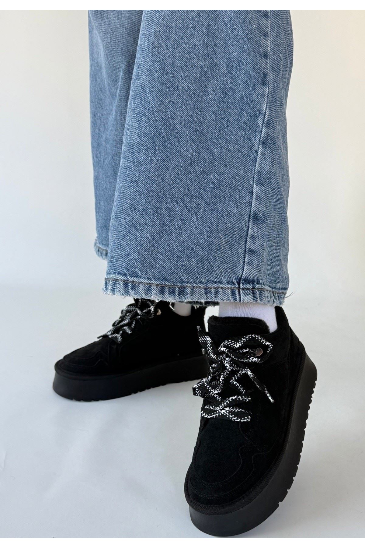 Muden Siyah Süet Bot Yan Görünüm ve Bağcık Detayı