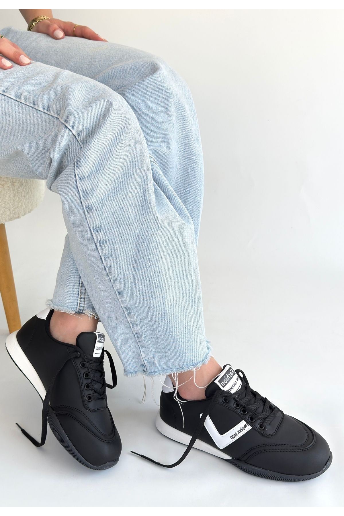 Jowen Siyah Spor Ayakkabı Üstten Görünüm ve Beyaz Doku