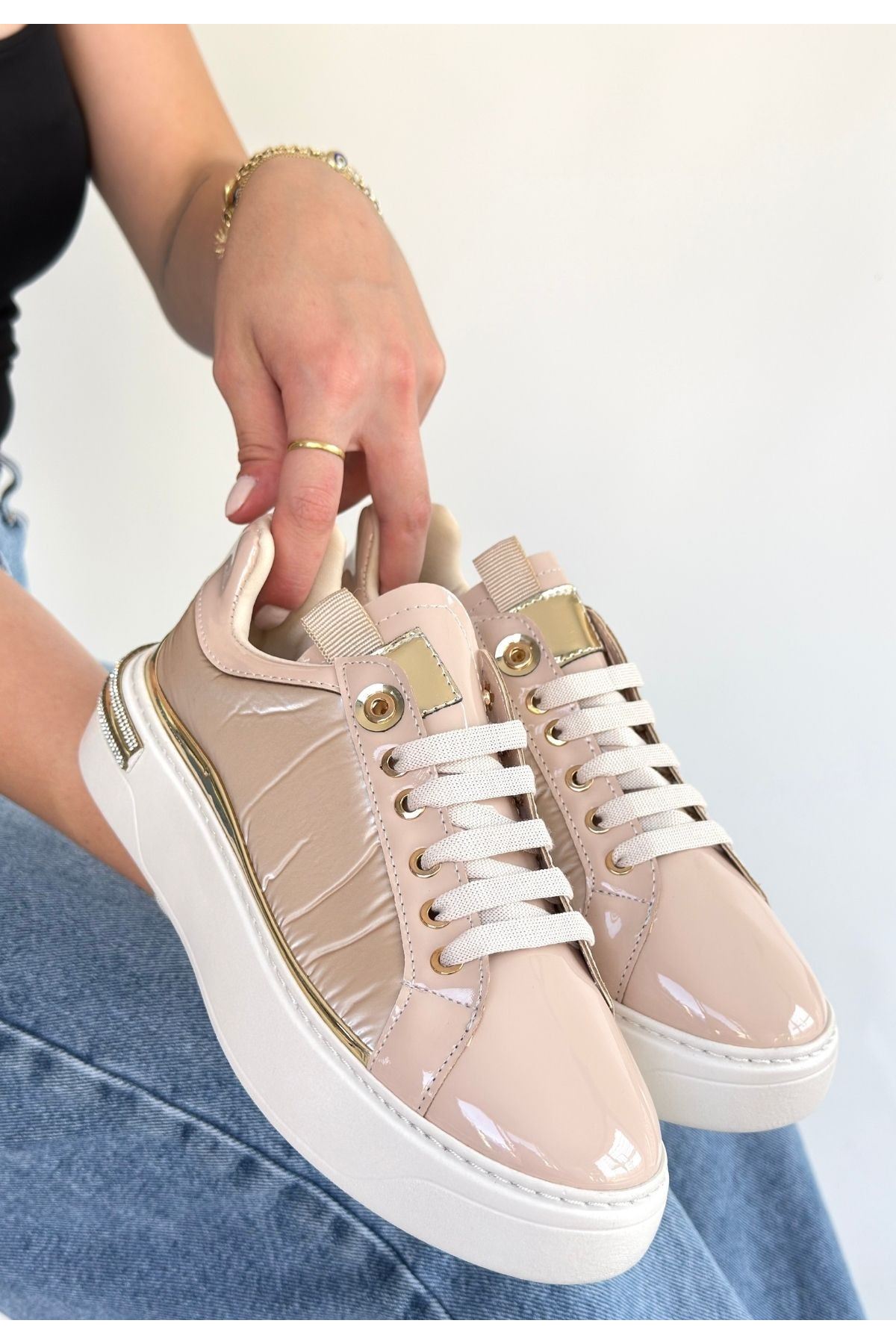 Hley Bej Sneaker Yan Profil ve Gold Detay