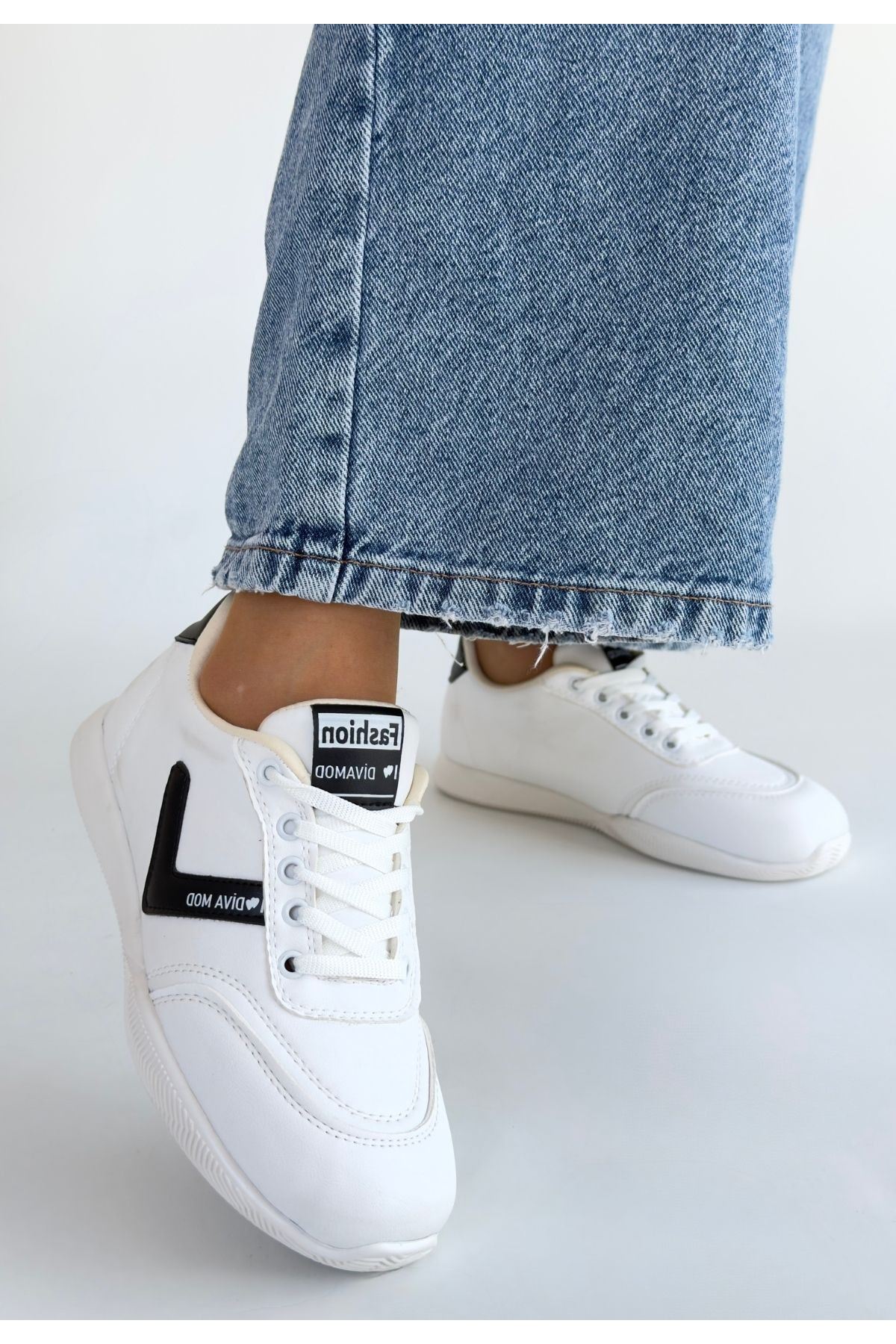 Jowen Beyaz Spor Ayakkabı Üstten Görünüm ve Siyah Doku