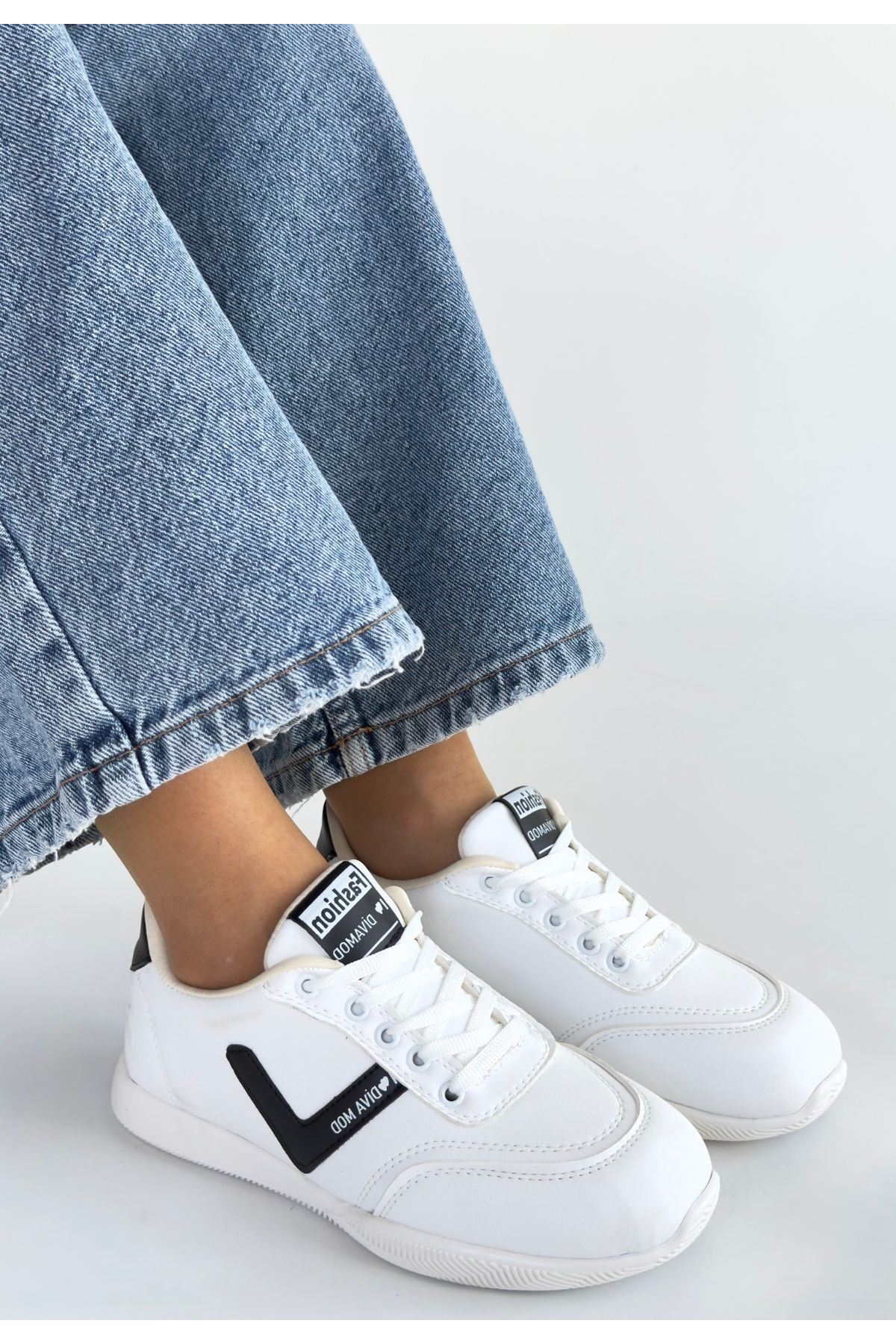 Jowen Beyaz Spor Ayakkabı Yan Profil ve Siyah Detay