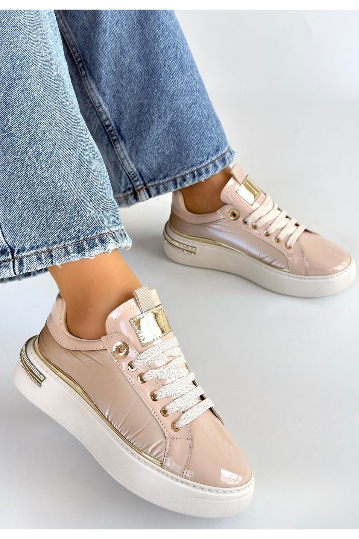 Hley Bej Sneaker Arka Duruş ve Taban