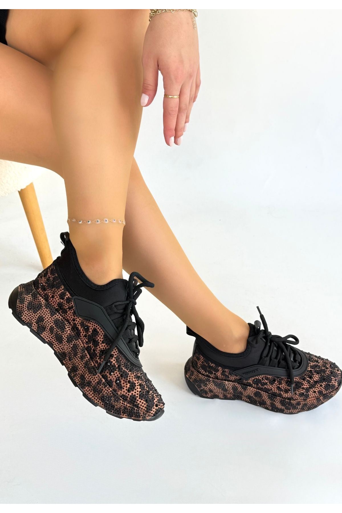 Rimay Siyah Leopar Sneaker Üstten Görünüm ve Taş Detayı