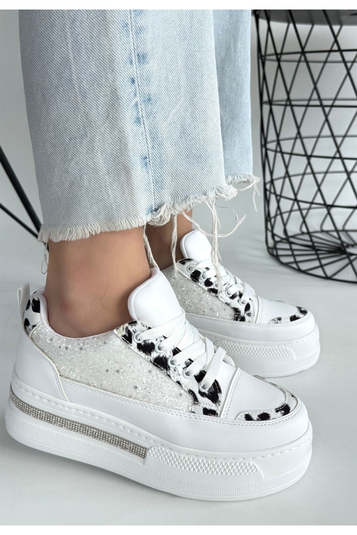 Lawin Dalmaçya Desenli ve Simli Taş Şeritli Platform Kadın Sneaker