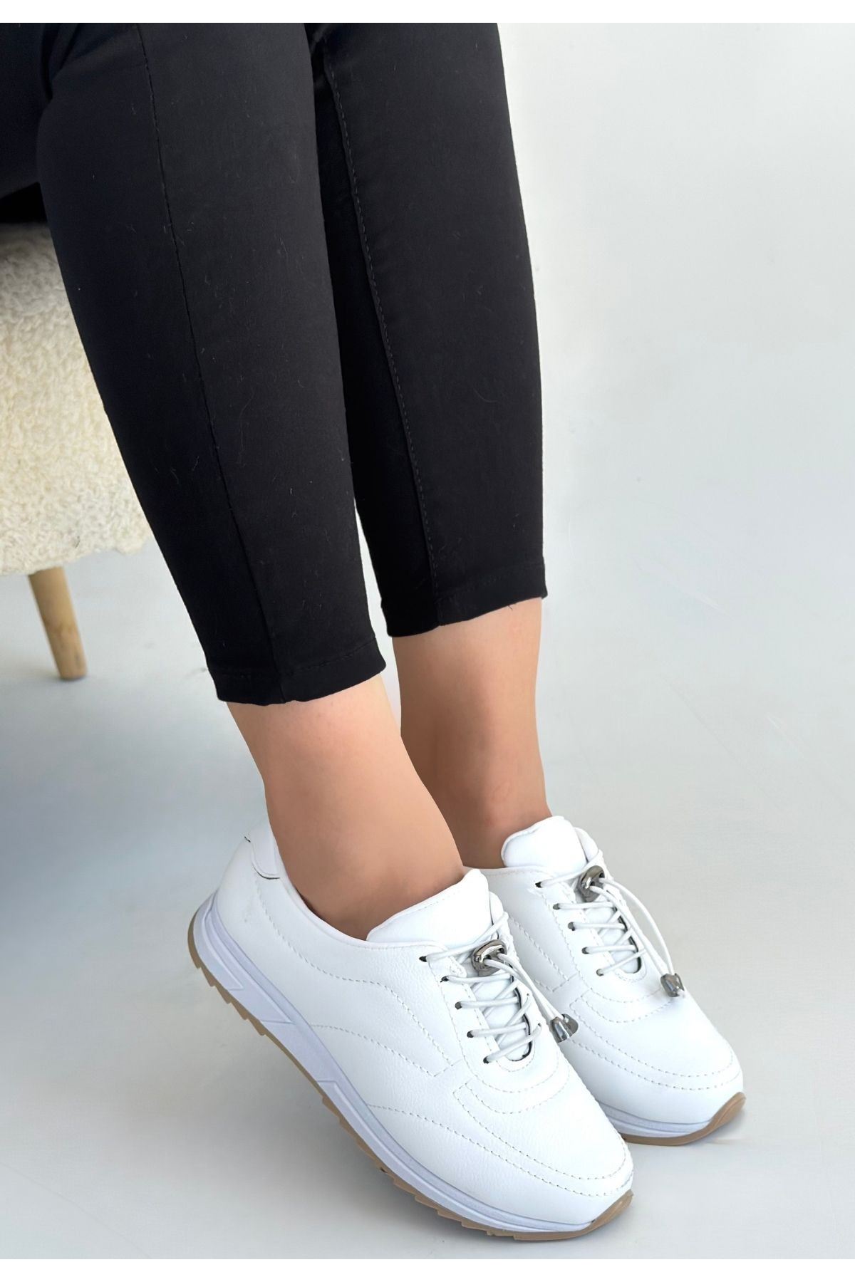 Finna Beyaz Spor Ayakkabı Yan Profil ve Stoper Detayı