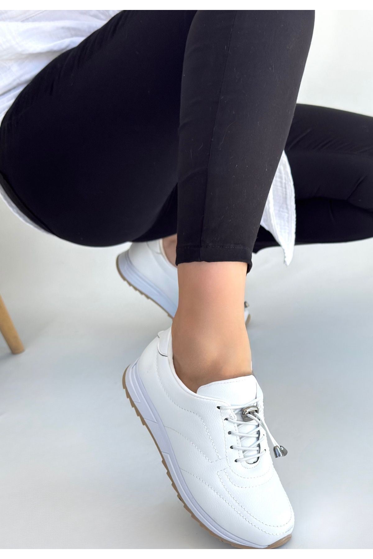Finna Beyaz Spor Ayakkabı Üstten Görünüm ve Stoper