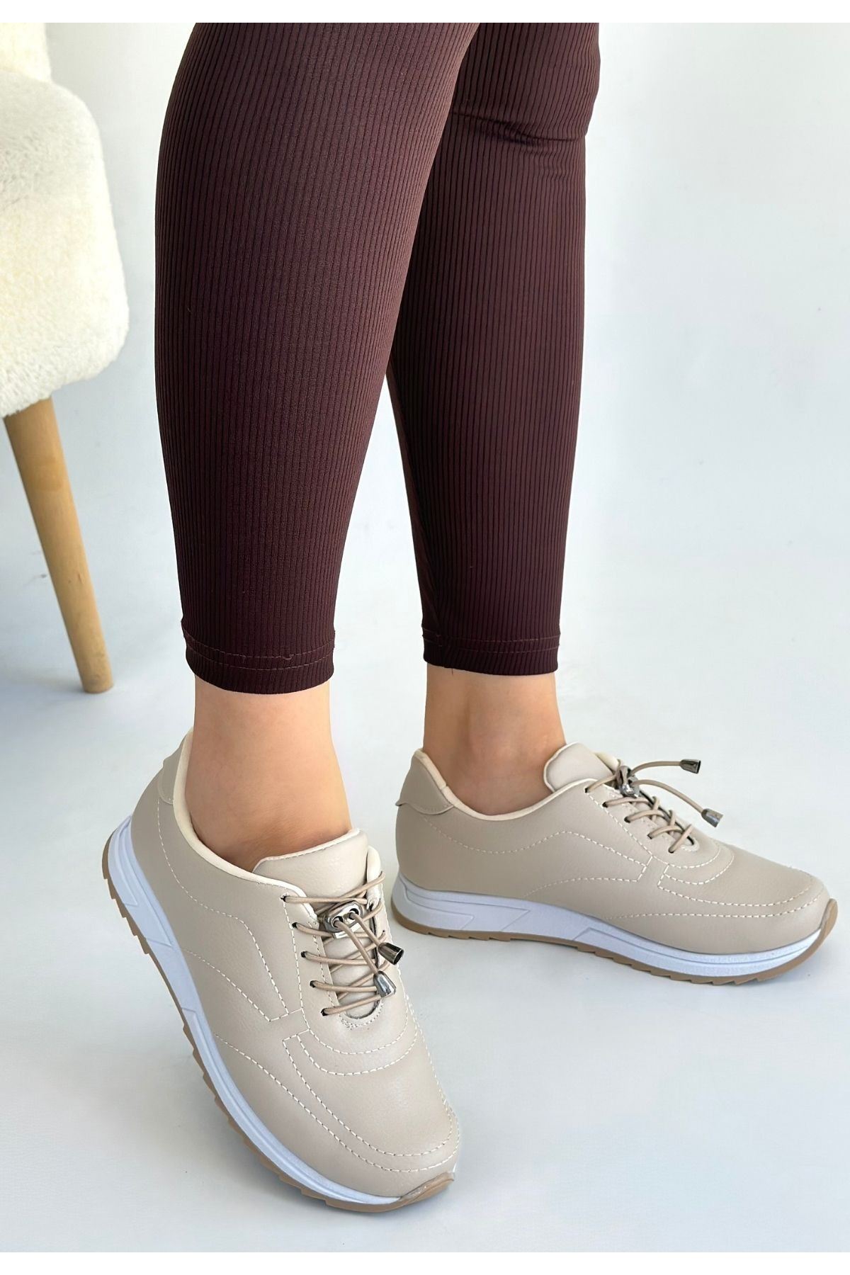 Finna Bej Spor Ayakkabı Üstten Görünüm ve Stoper