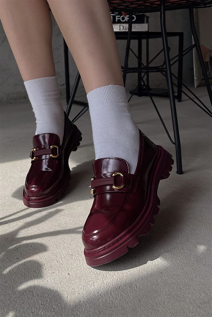 2025 Sonbaharının Sürpriz Trendi: Çoraplı Loafer'lar Nasıl Giyilir?