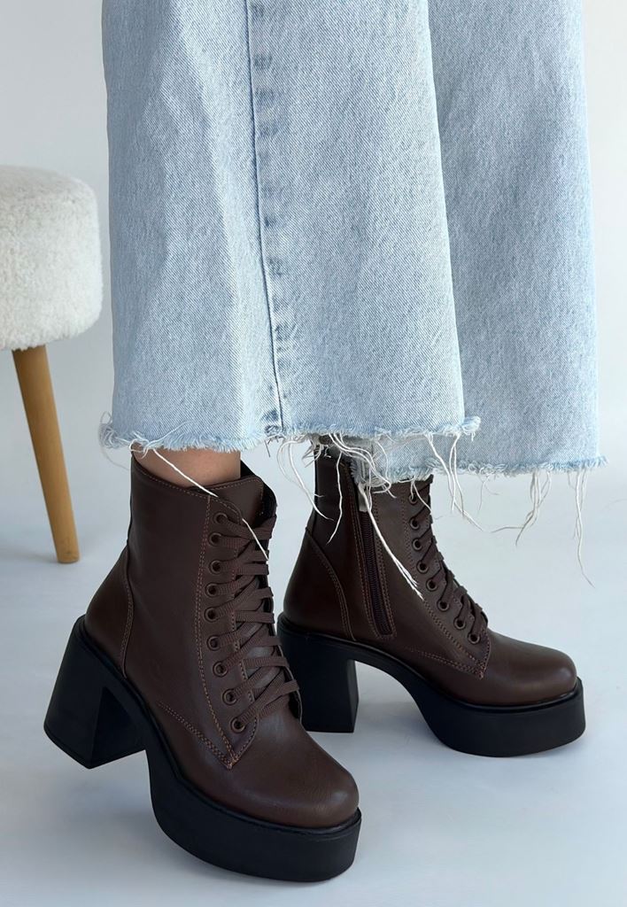 Tsan Kahverengi Bot Arka Duruş ve Bağcık Detayı