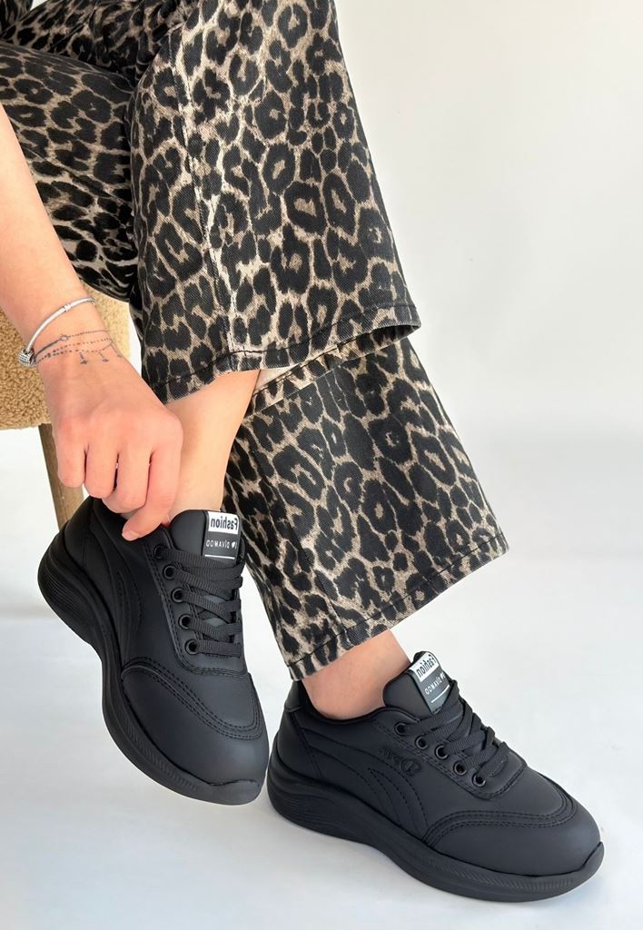 Yejja Siyah Spor Ayakkabı Yan Profil ve Taban Detayı