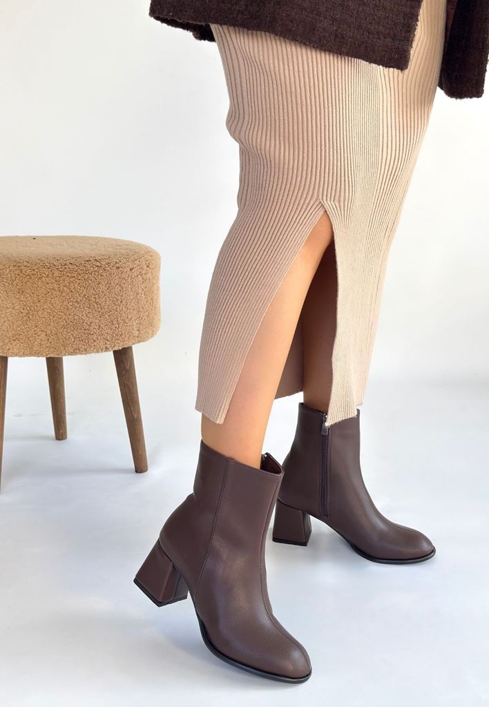 Tendy Kahverengi Bot Arka Duruş ve Fermuar Detayı