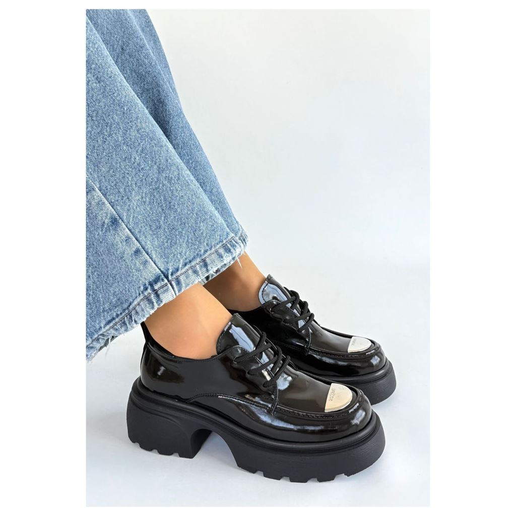 Kiya Siyah Rugan Metal Aksesuarlı Traktör Tabanlı Kadın Oxford Ayakkabı