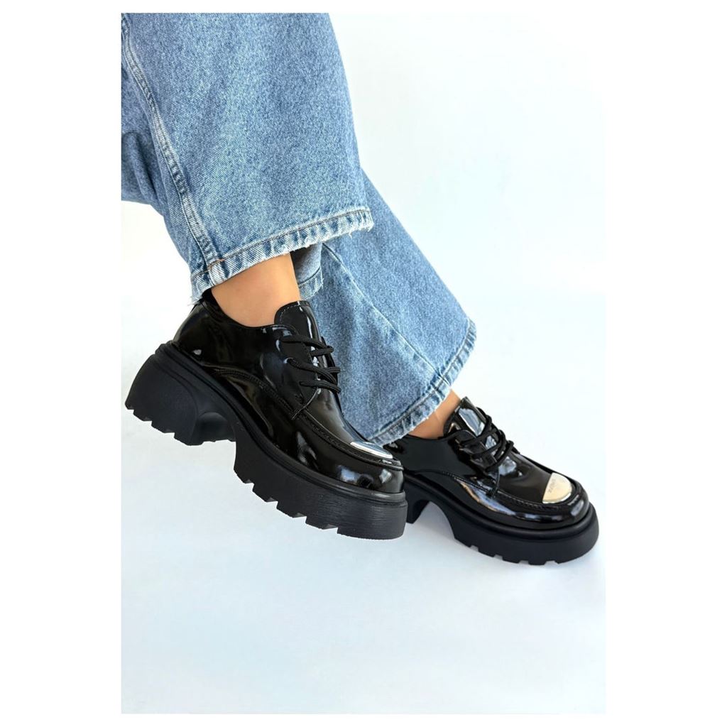 Kiya Siyah Rugan Metal Aksesuarlı Traktör Tabanlı Kadın Oxford Ayakkabı