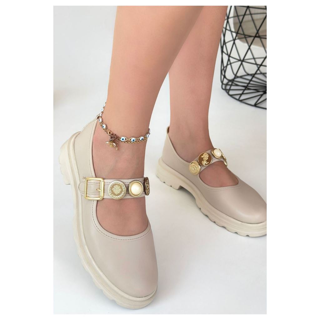 Okira Bej Gold Madalyon Aksesuarlı Kalın Tabanlı Kadın Babet