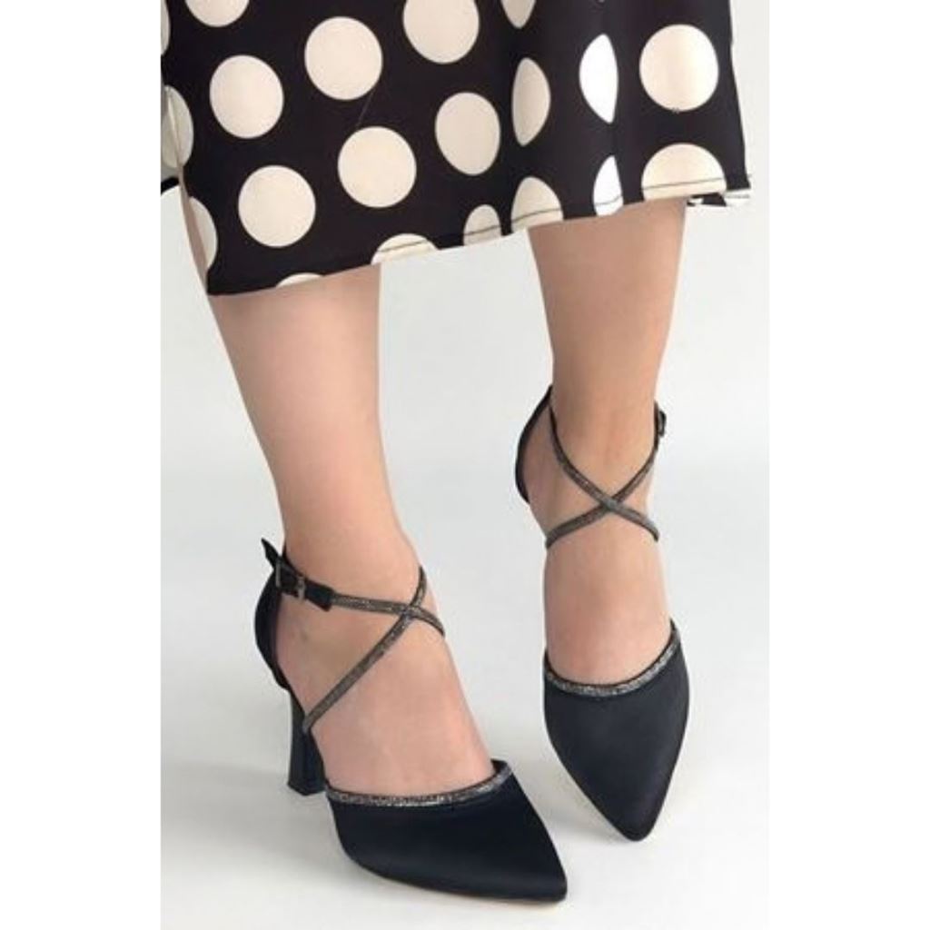 Kanji Siyah Saten Topuklu Ayakkabı