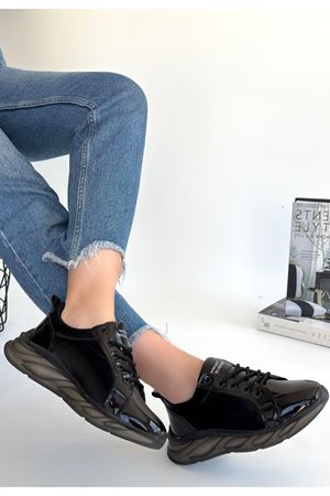 Piona Siyah Rugan Sneaker Yan Görünüm ve Gri Taban