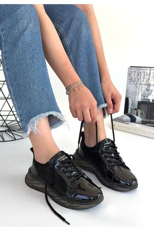 Piona Siyah Rugan Sneaker Arka Görünüm ve Bağcık Detayı