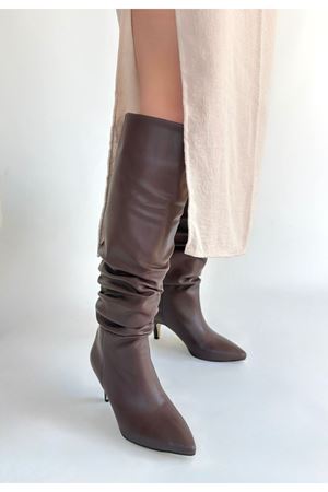 Zelya Kahverengi Çizme Arka Duruş ve Cilt Doku