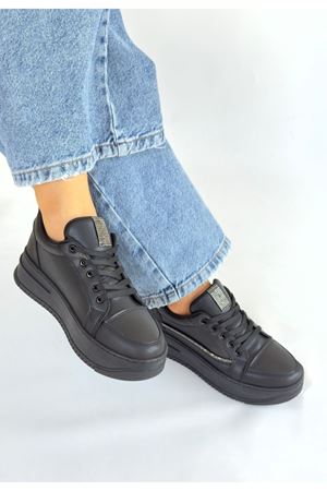 Natte Siyah Sneaker Üstten Görünüm ve Taş Şerit