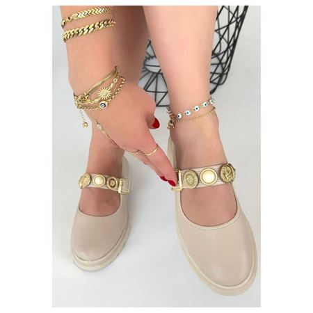 Okira Bej Gold Madalyon Aksesuarlı Kalın Tabanlı Kadın Babet